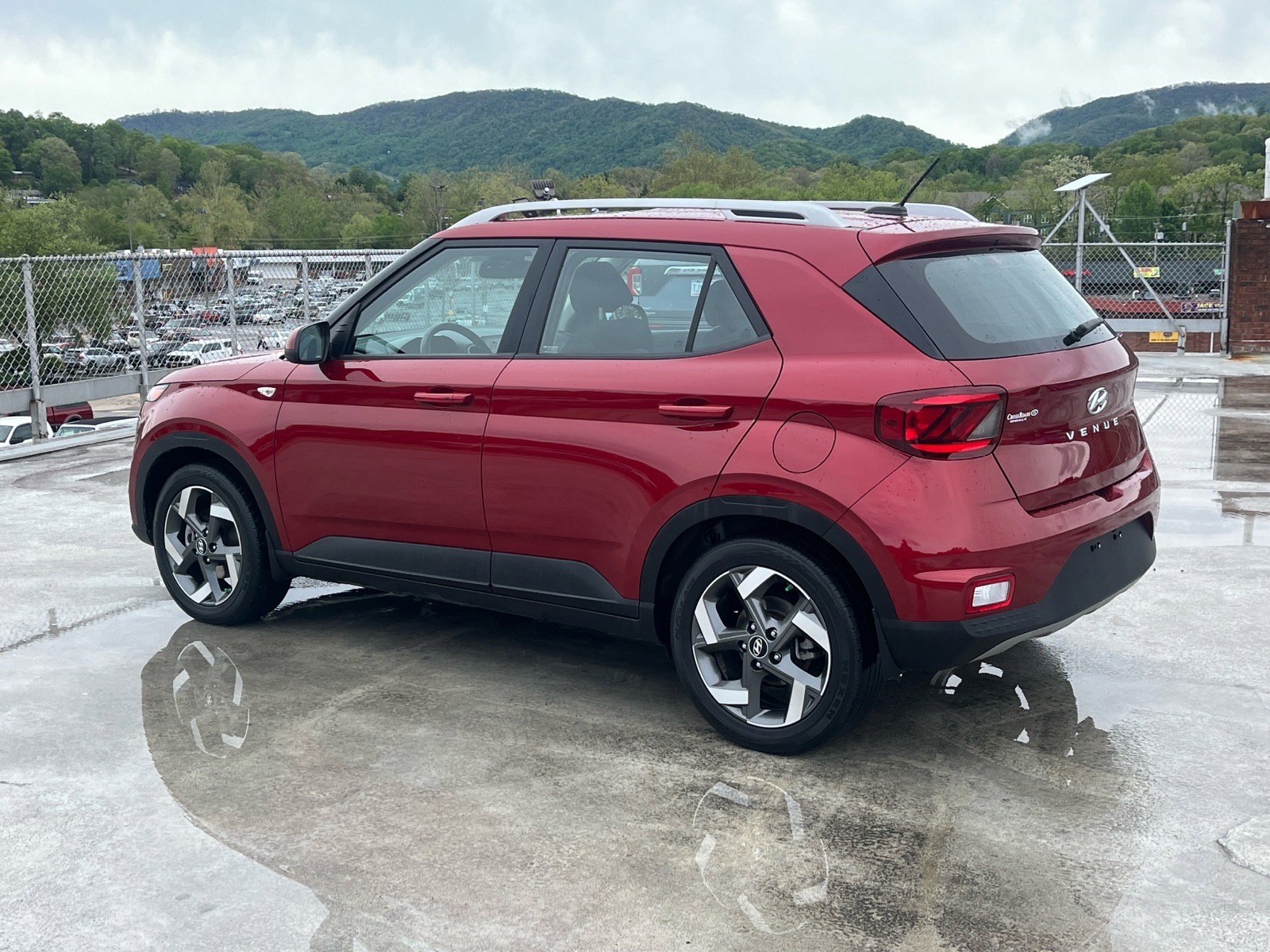 Used 2024 Hyundai Venue SEL FWD image 4