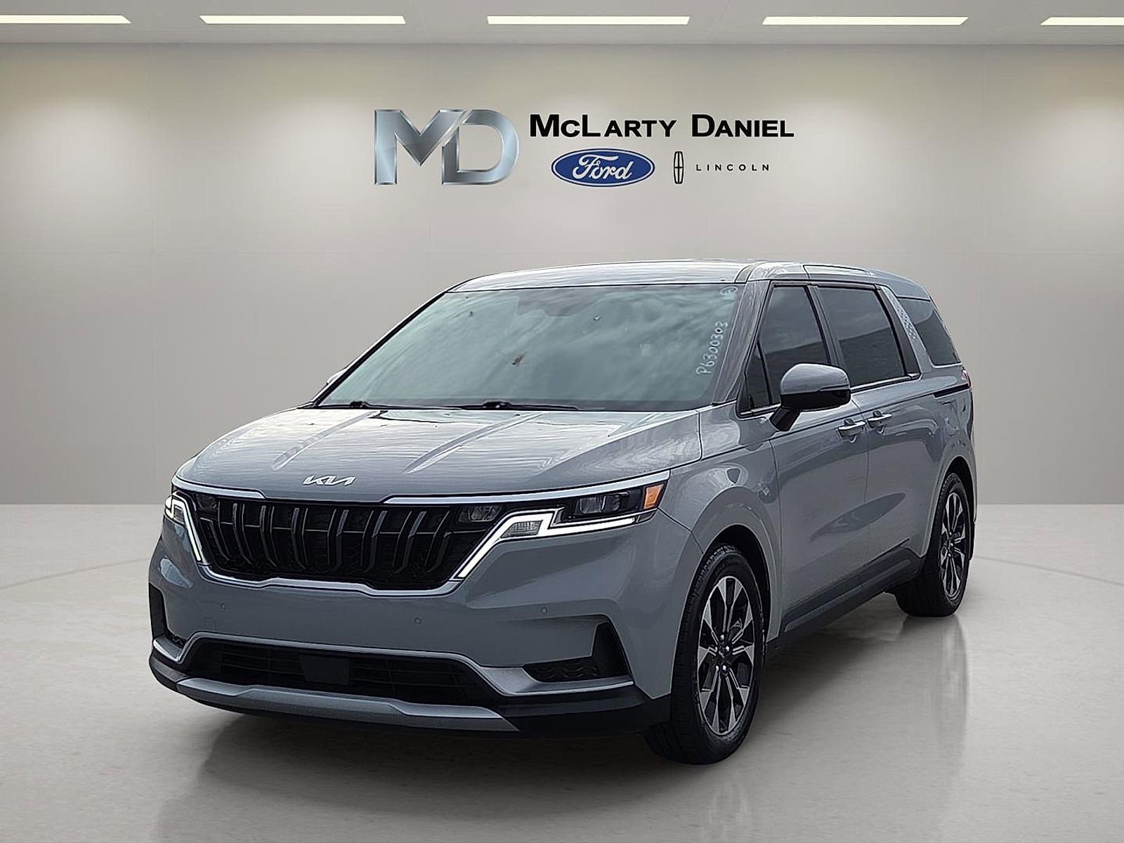 Used 2023 Kia Carnival EX image 2