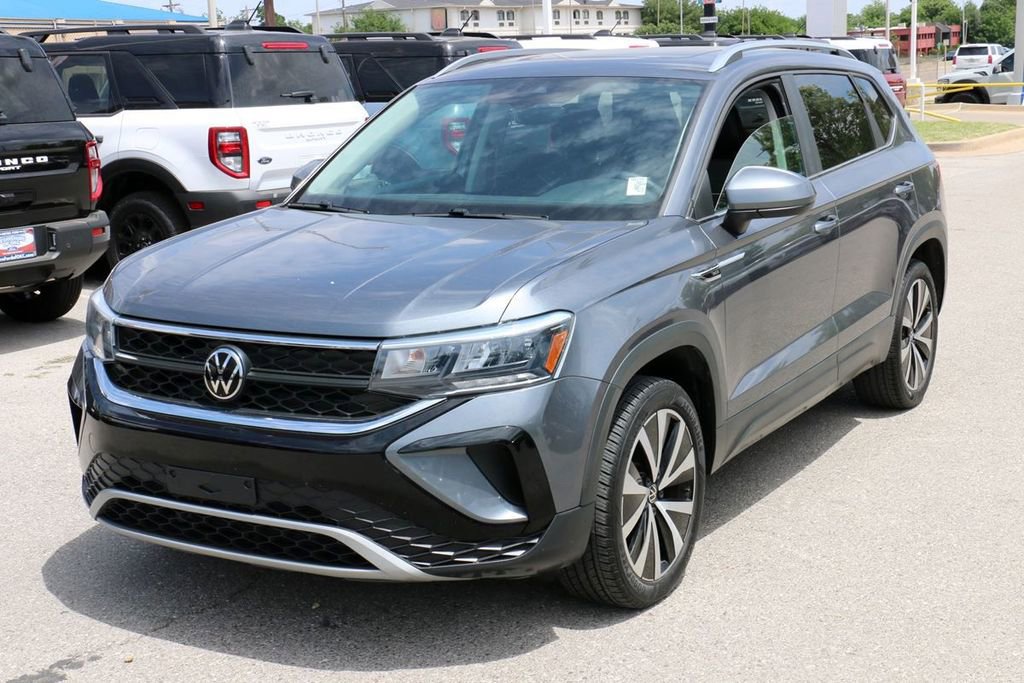 Used 2023 Volkswagen Taos SE FWD image 2