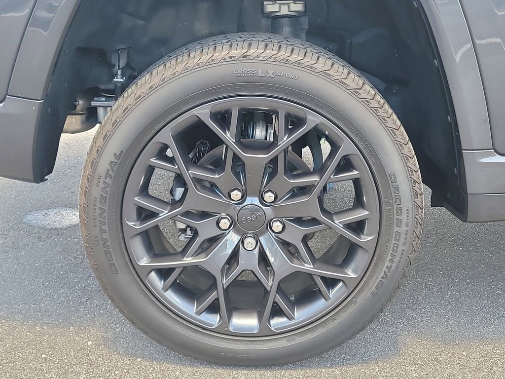 Used 2024 Jeep Grand Cherokee Summit AWD/4WD image 5