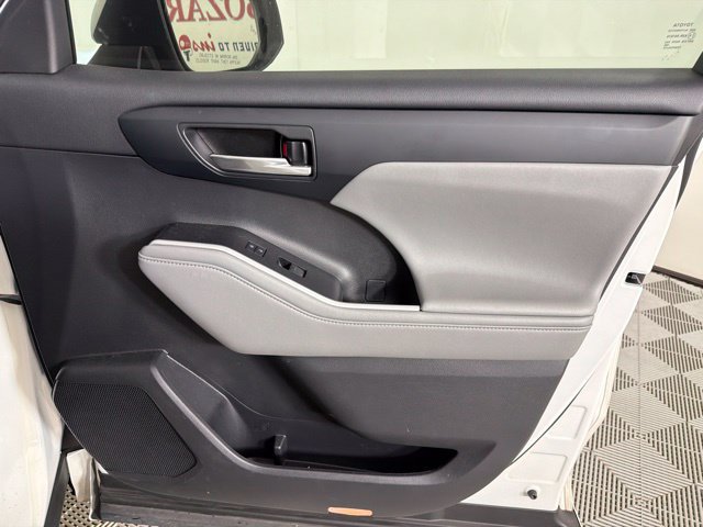Used 2021 Toyota Highlander XLE FWD image 32