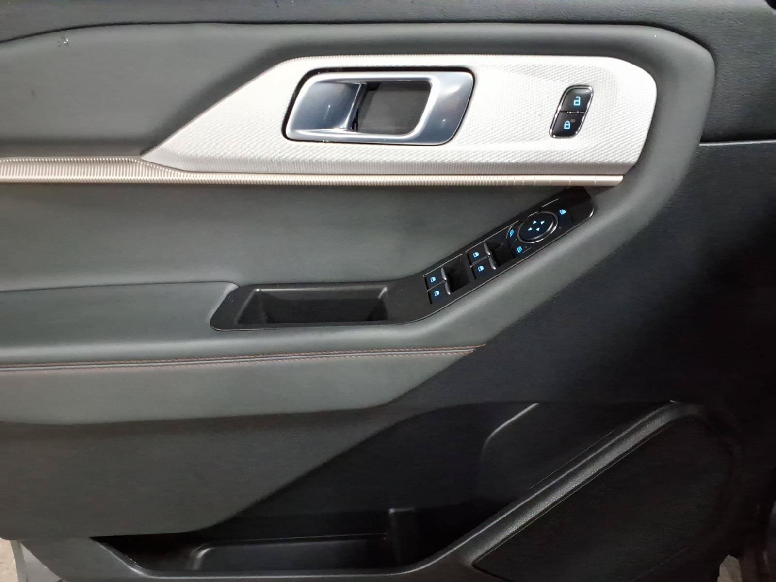 Certified 2025 Ford Explorer Active AWD/4WD image 8