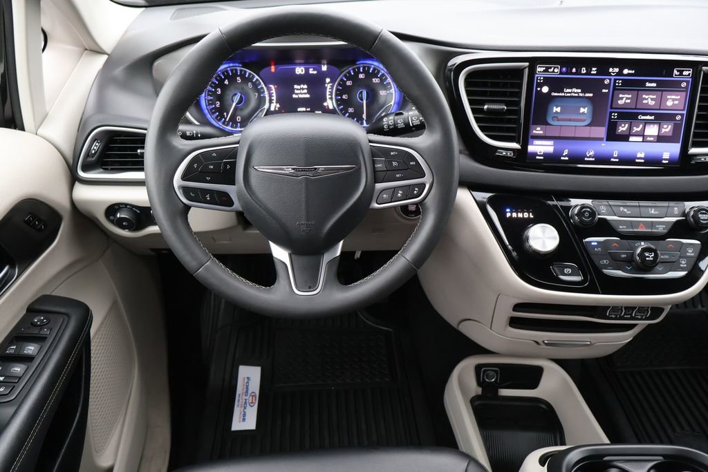 Used 2024 Chrysler Pacifica Touring-L FWD image 4