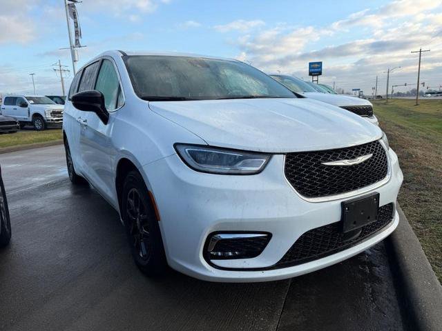 Used 2024 Chrysler Pacifica Touring-L image 5