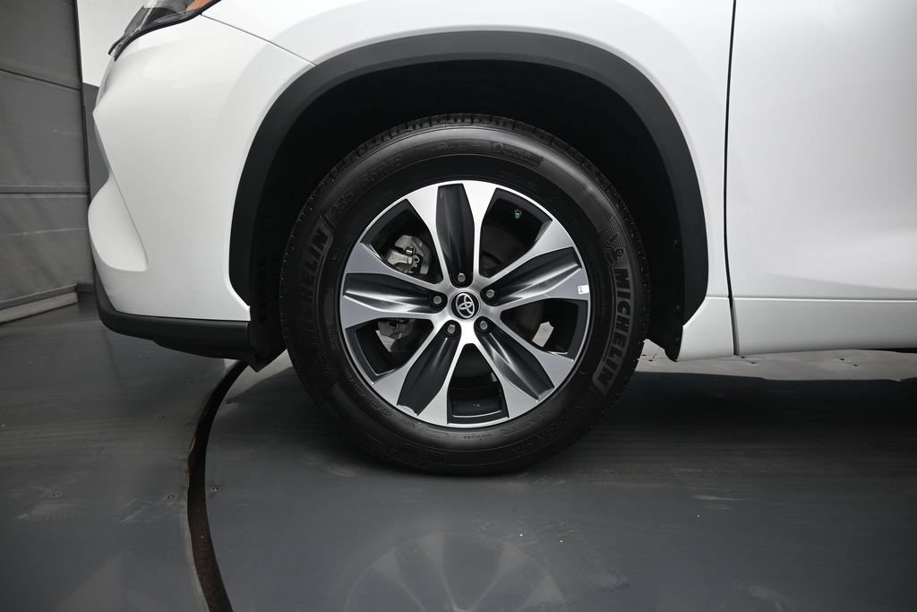 Used 2023 Toyota Highlander XLE FWD image 27