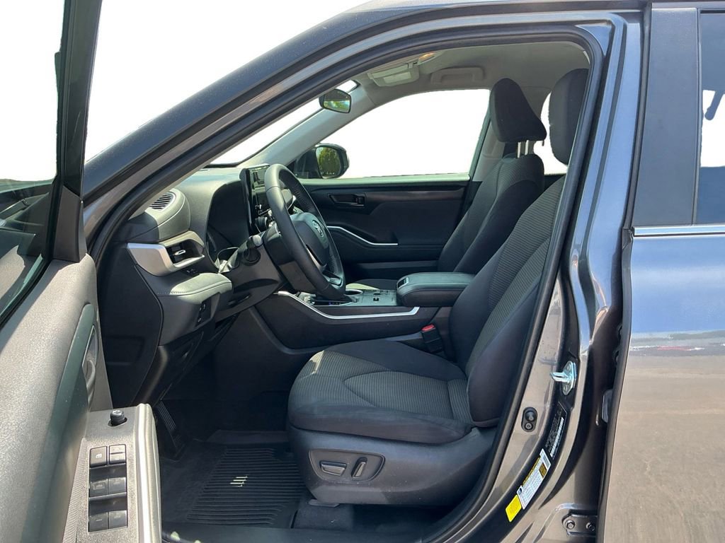Used 2024 Toyota Highlander LE FWD image 14