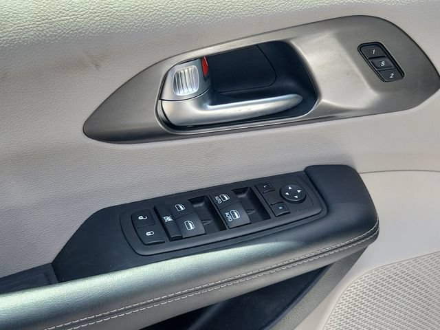 Used 2023 Chrysler Pacifica Touring-L FWD image 17