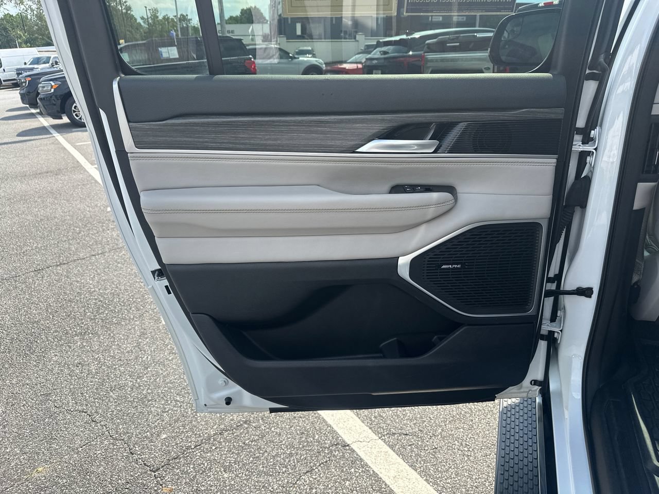 Used 2024 Jeep Wagoneer L Series II w/ Flexible Seating Group RWD image 22