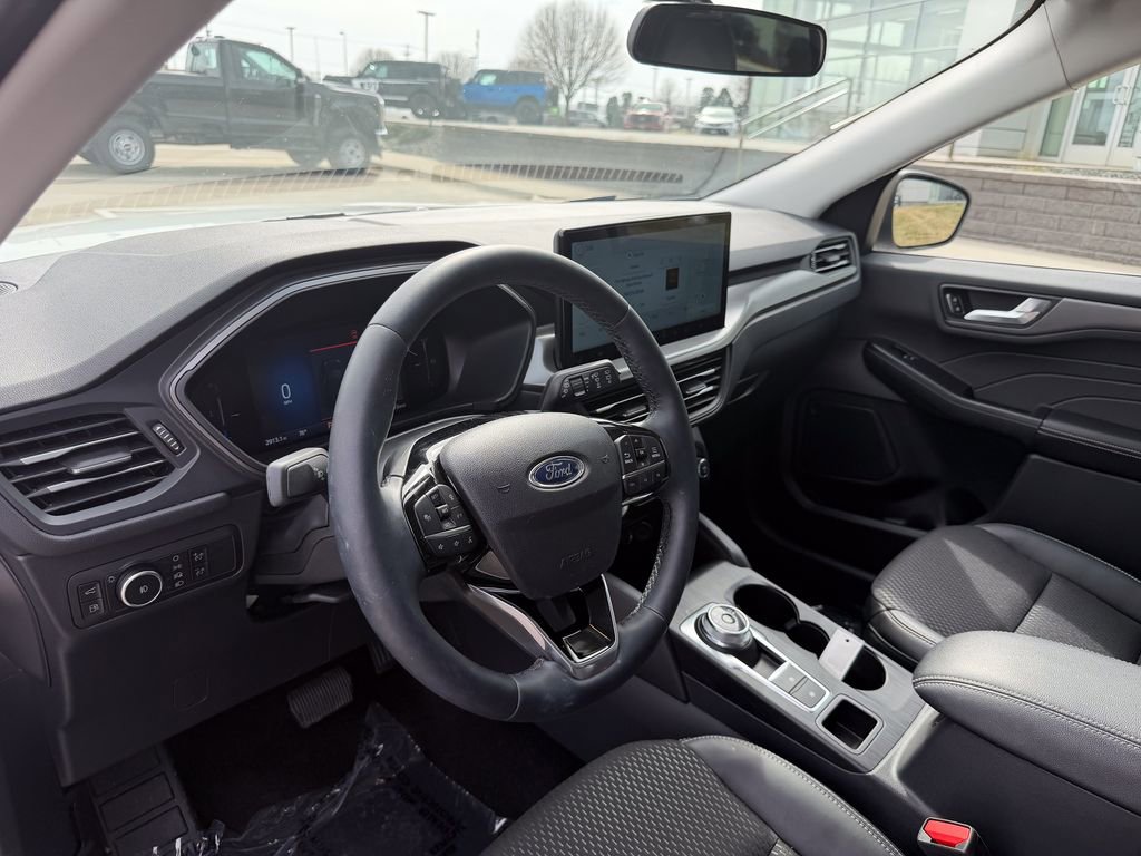 Certified 2025 Ford Escape SE image 9