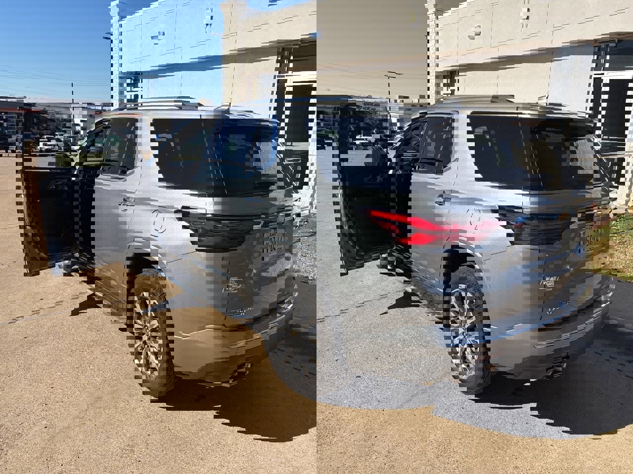 Used 2023 Chevrolet Traverse Premier image 2