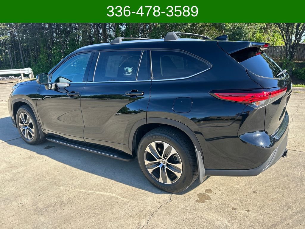 Used 2022 Toyota Highlander XLE FWD image 3