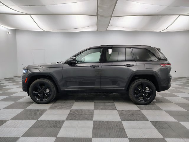 Used 2024 Jeep Grand Cherokee Limited w/ Black Appearance Package AWD/4WD image 4