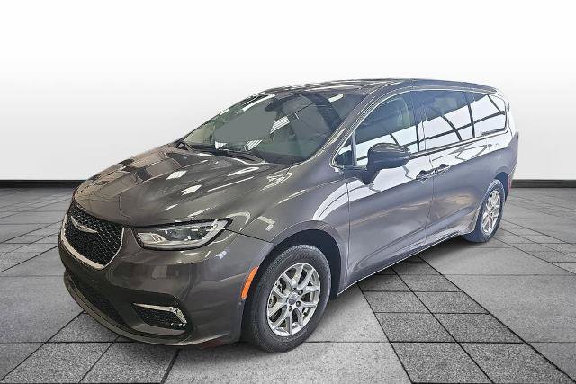 Used 2023 Chrysler Pacifica Touring-L FWD image 1