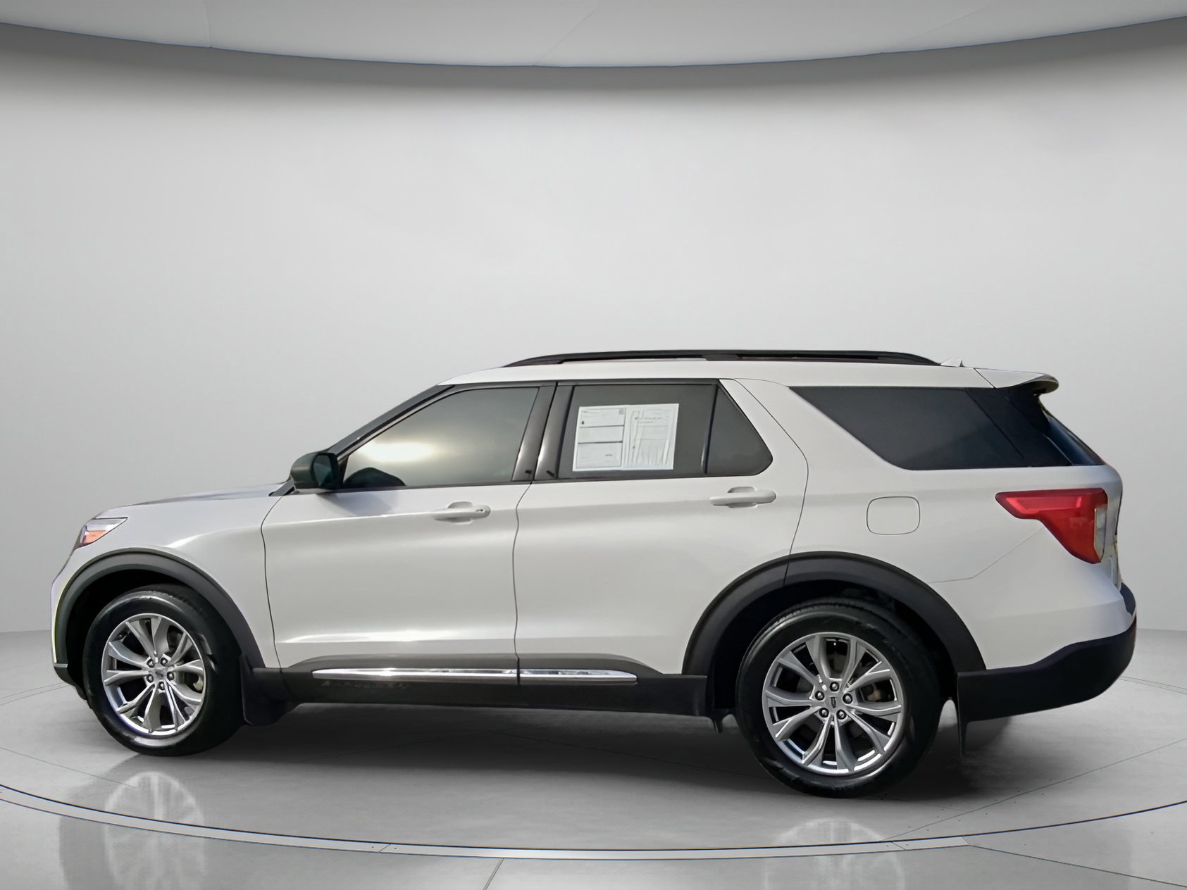 Certified 2020 Ford Explorer XLT w/ Equipment Group 202A image 10