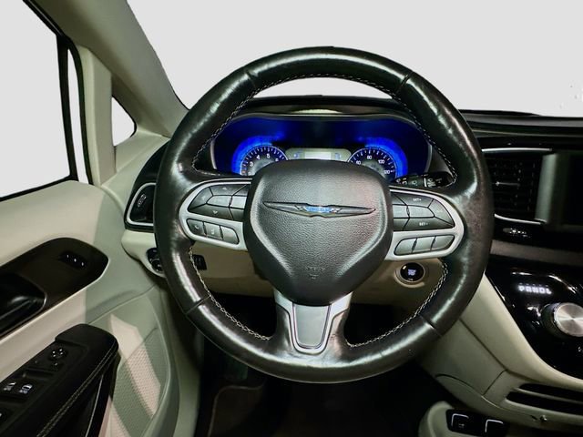 Used 2020 Chrysler Pacifica Touring-L image 12