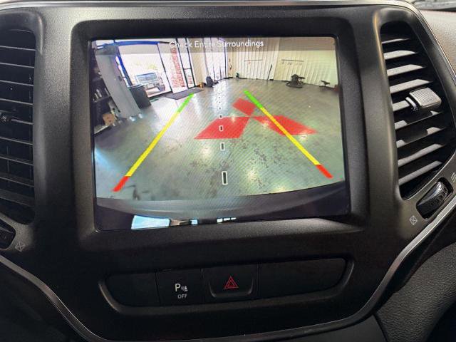 Used 2019 Jeep Cherokee Trailhawk AWD/4WD image 28