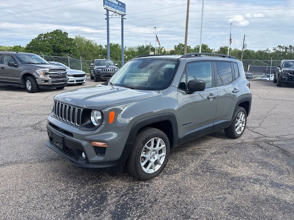 Used 2022 Jeep Renegade Latitude w/ Convenience Group AWD/4WD image 3
