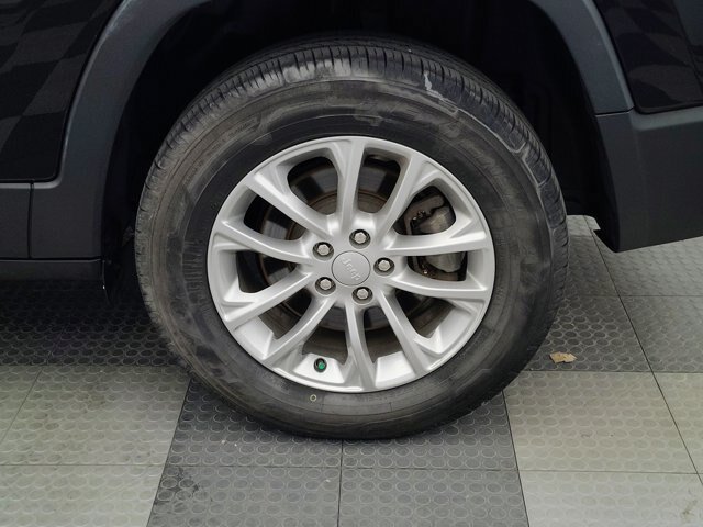Used 2019 Jeep Cherokee Latitude w/ Cold Weather Group AWD/4WD image 13