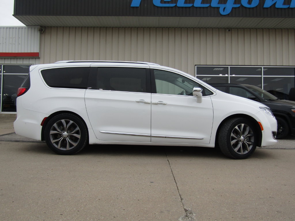 Used 2019 Chrysler Pacifica Limited w/ Tire & Wheel Group FWD image 2