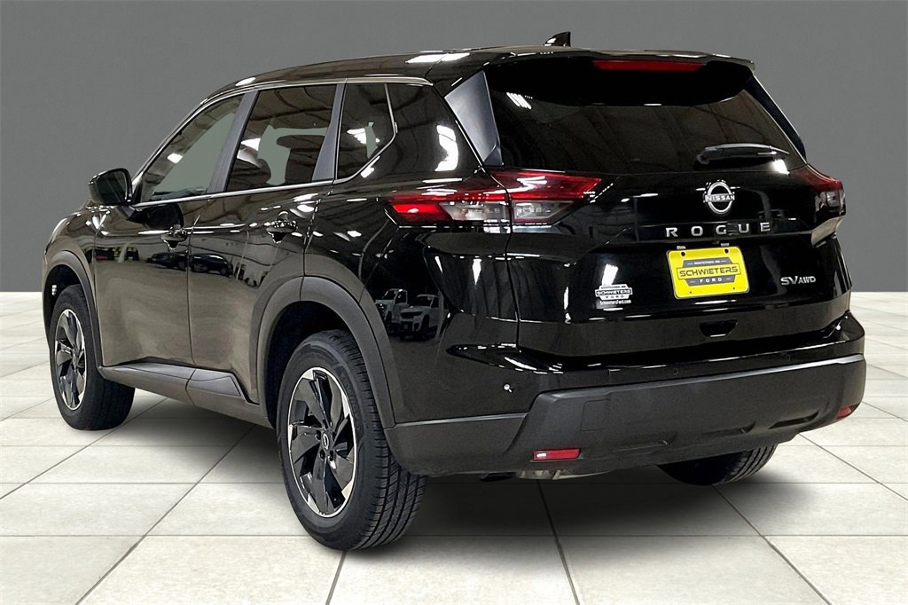 Used 2024 Nissan Rogue SV image 2
