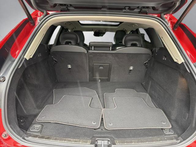 Used 2021 Volvo XC60 T5 Momentum w/ Premium Package image 25