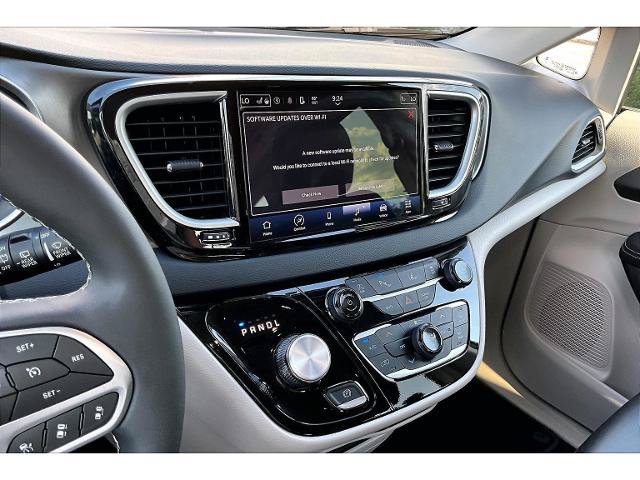 Used 2024 Chrysler Pacifica Touring-L FWD image 9
