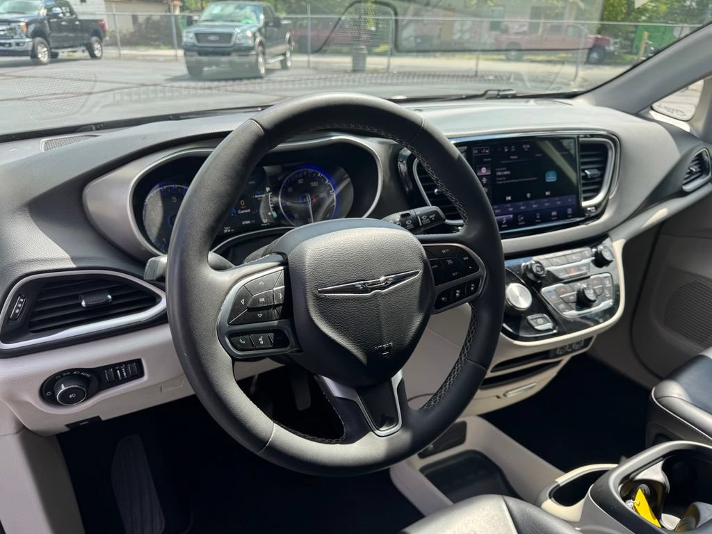 Used 2023 Chrysler Pacifica Touring-L FWD image 7