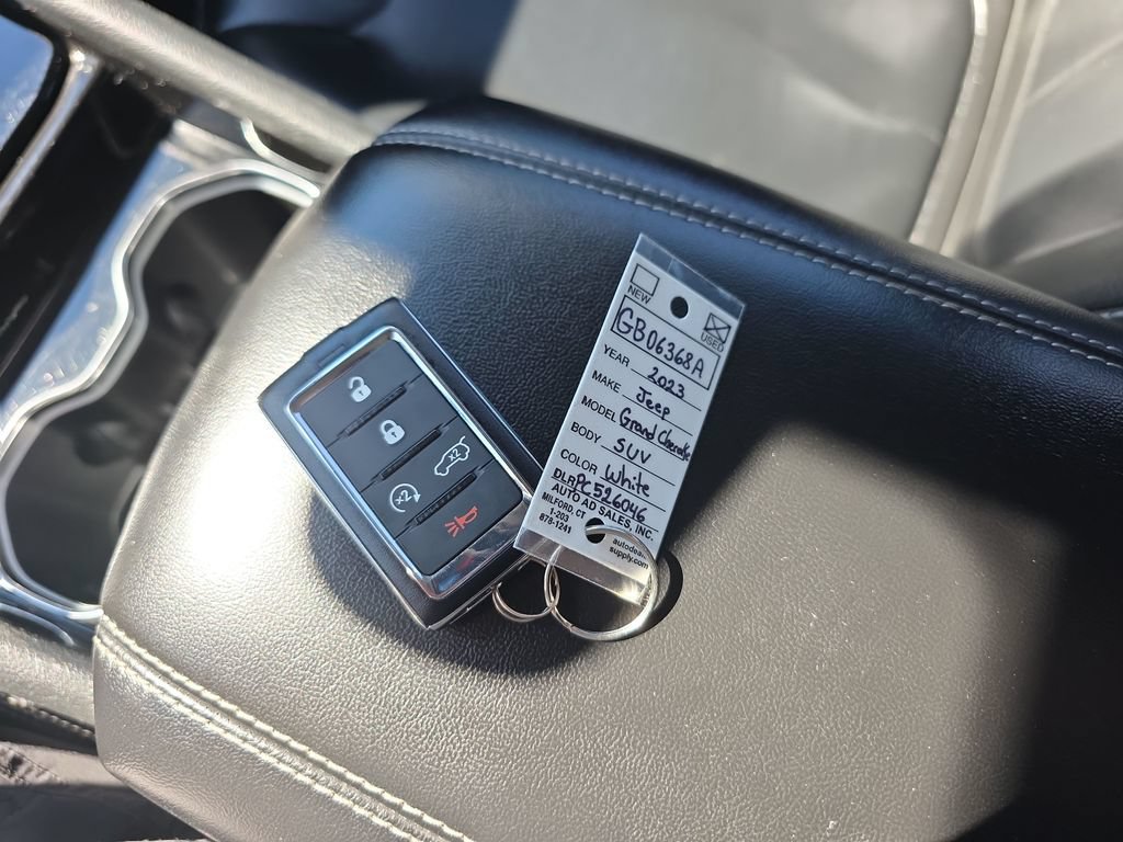 Used 2023 Jeep Grand Cherokee Limited AWD/4WD image 39