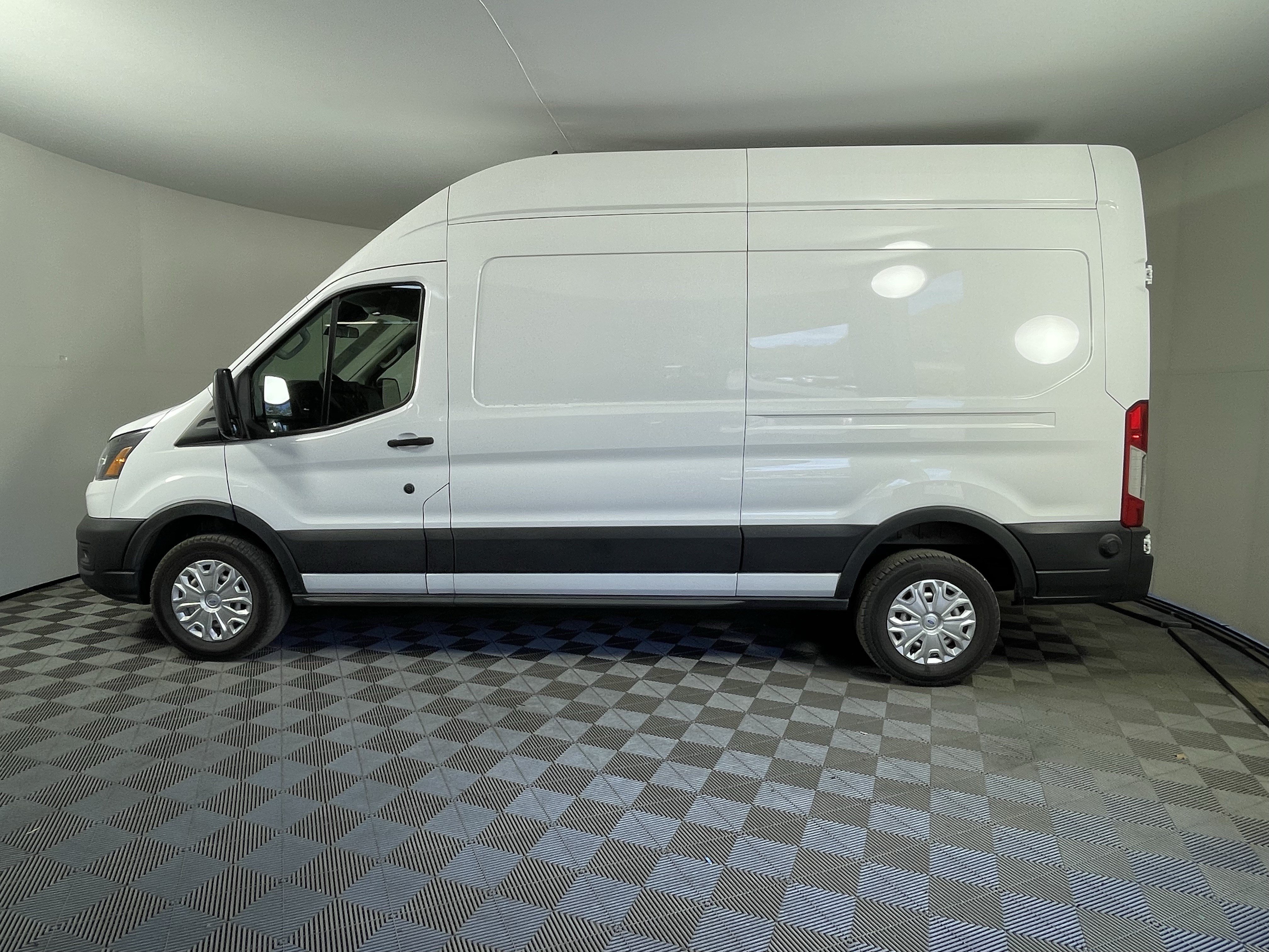 Certified 2025 Ford Transit 250 148 High Roof RWD image 2