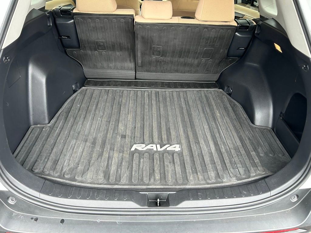 Used 2021 Toyota RAV4 LE AWD/4WD image 11