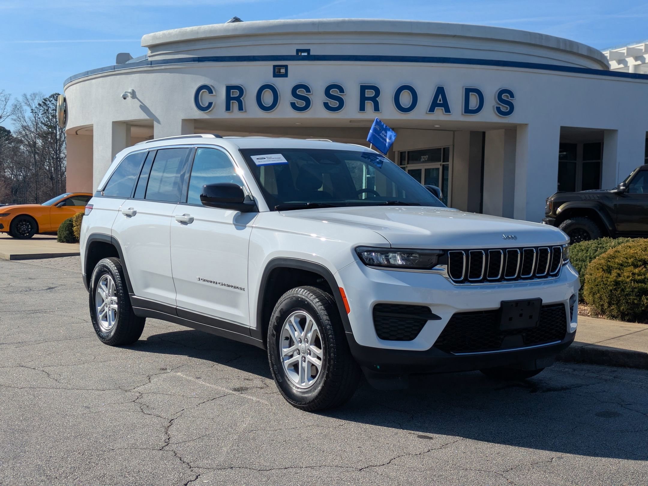 Used 2025 Jeep Grand Cherokee Laredo w/ Luxury Tech Group I image 5