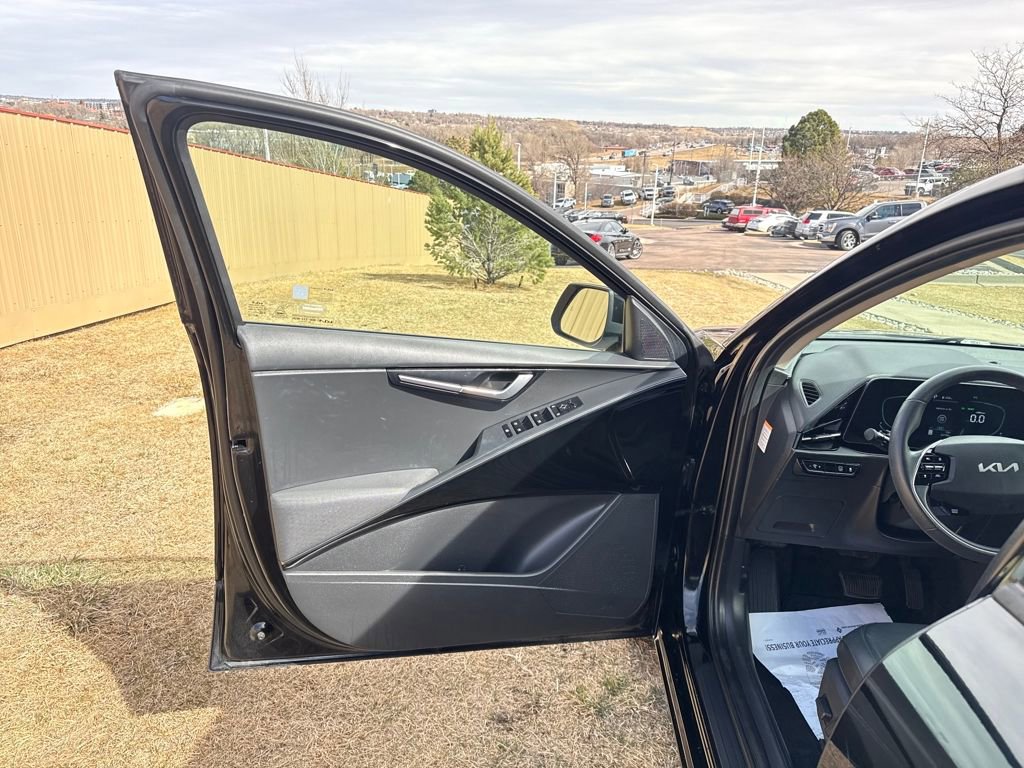 Used 2023 Kia Niro EX image 10