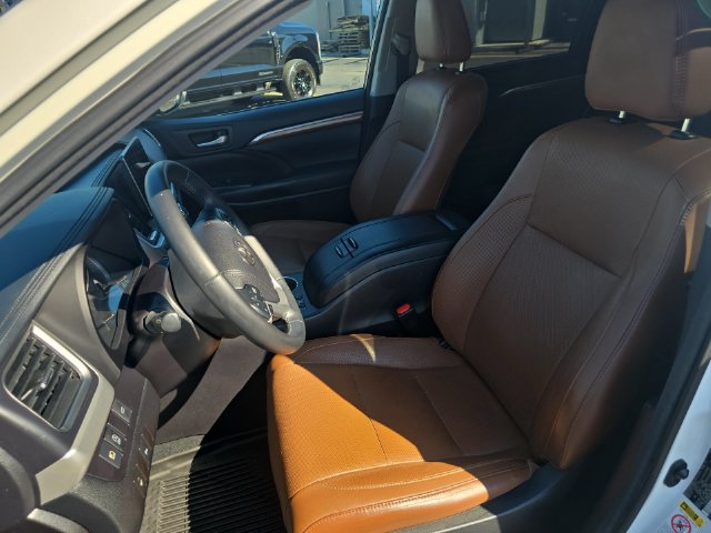 Used 2017 Toyota Highlander Limited AWD/4WD image 11