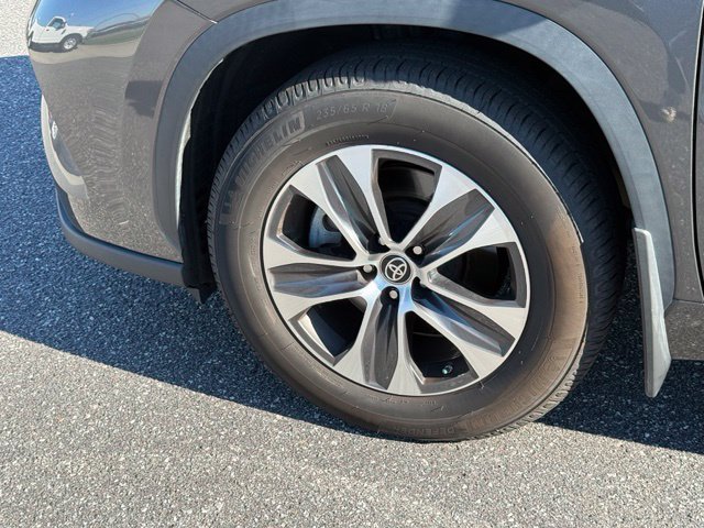 Used 2023 Toyota Highlander XLE FWD image 4