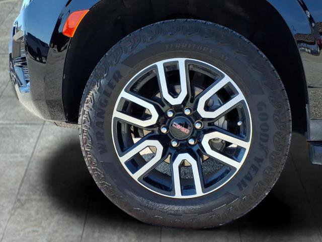 Used 2024 GMC Yukon AT4 w/ Technology Package image 10