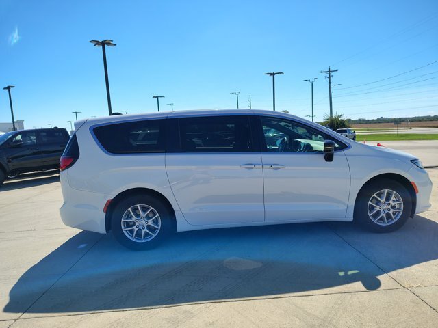 Used 2025 Chrysler Pacifica Select FWD image 7