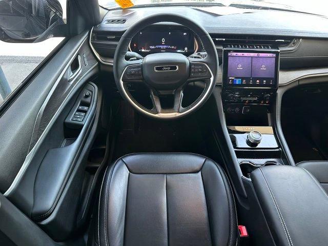 Used 2025 Jeep Grand Cherokee Limited RWD image 12