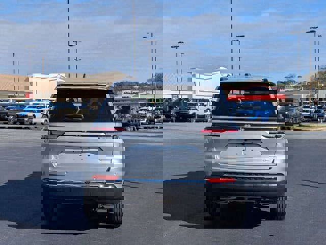 Used 2024 Jeep Grand Cherokee Laredo X image 3