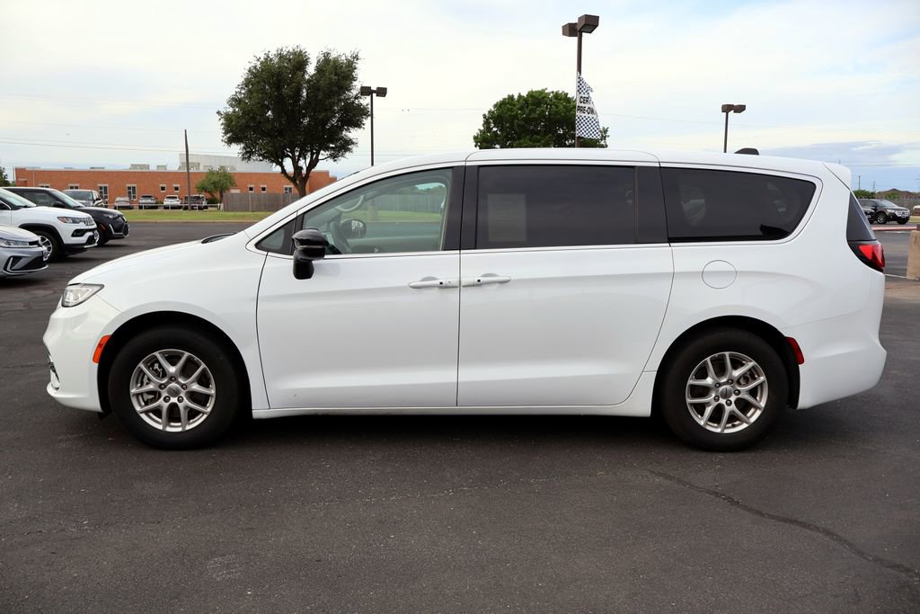 Used 2024 Chrysler Pacifica Touring-L FWD image 2