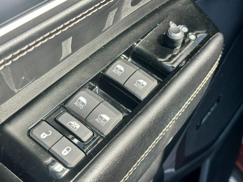 Used 2023 Jeep Wagoneer L Series II AWD/4WD image 17