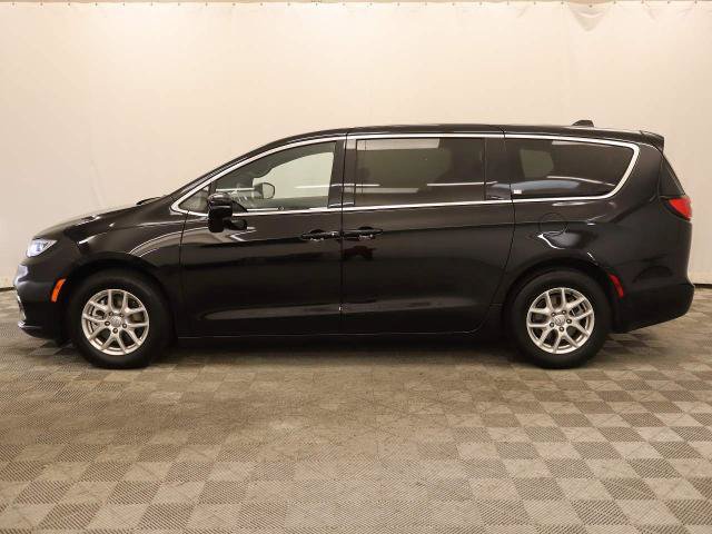 Used 2025 Chrysler Pacifica Select FWD image 6