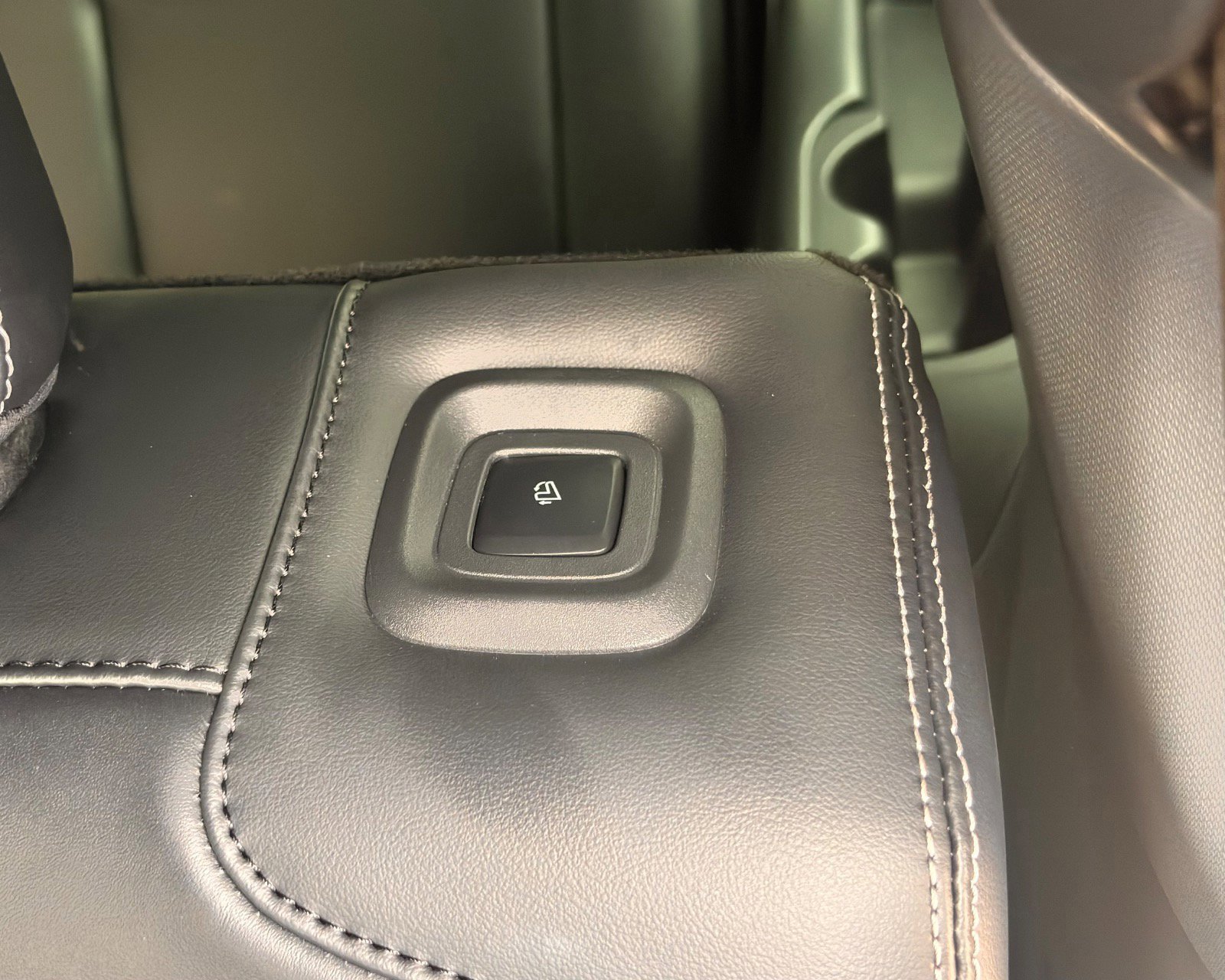 Certified 2025 Ford Expedition Platinum w/ Stealth Appearance Package image 28