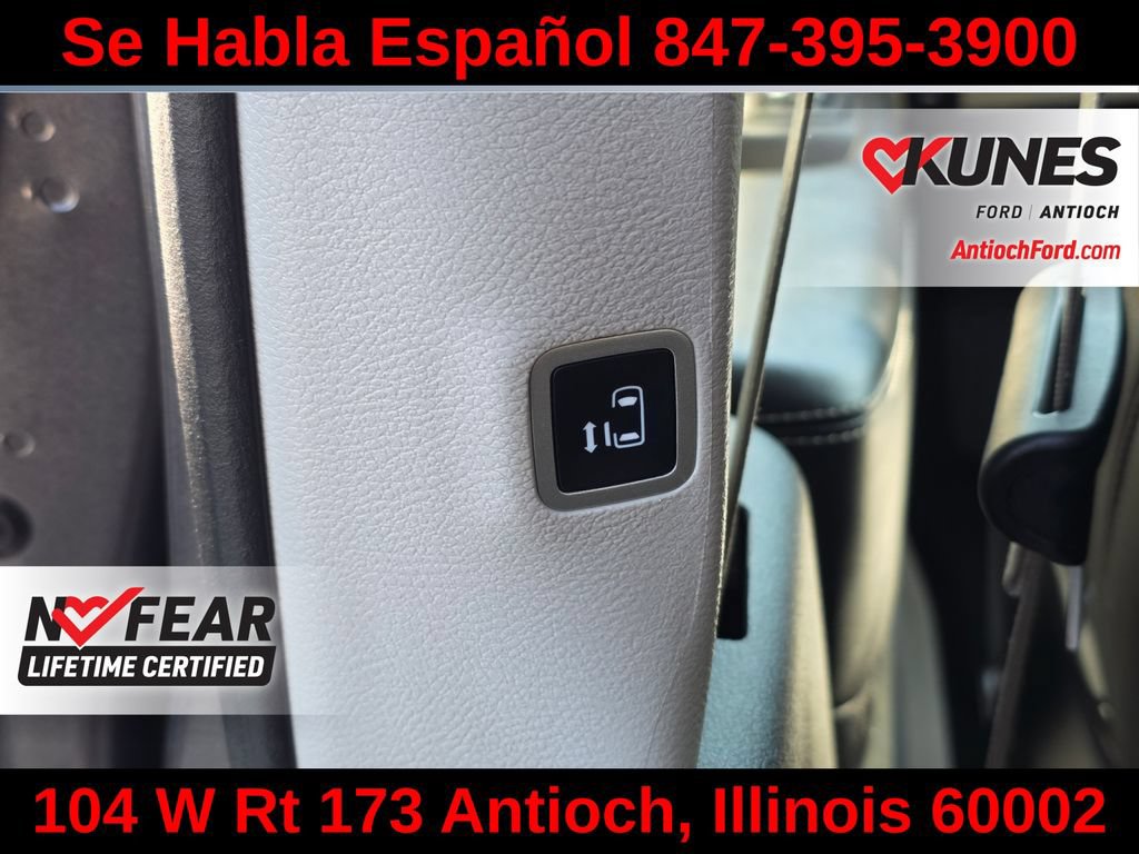 Used 2023 Chrysler Pacifica Touring-L FWD image 27