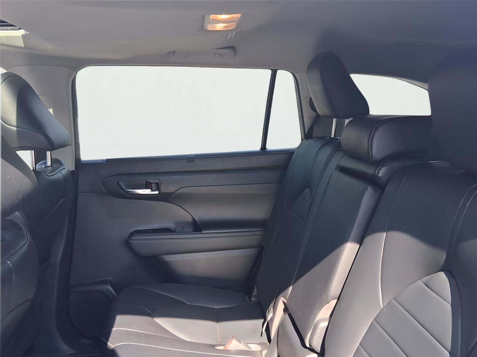 Used 2022 Toyota Highlander XLE FWD image 24