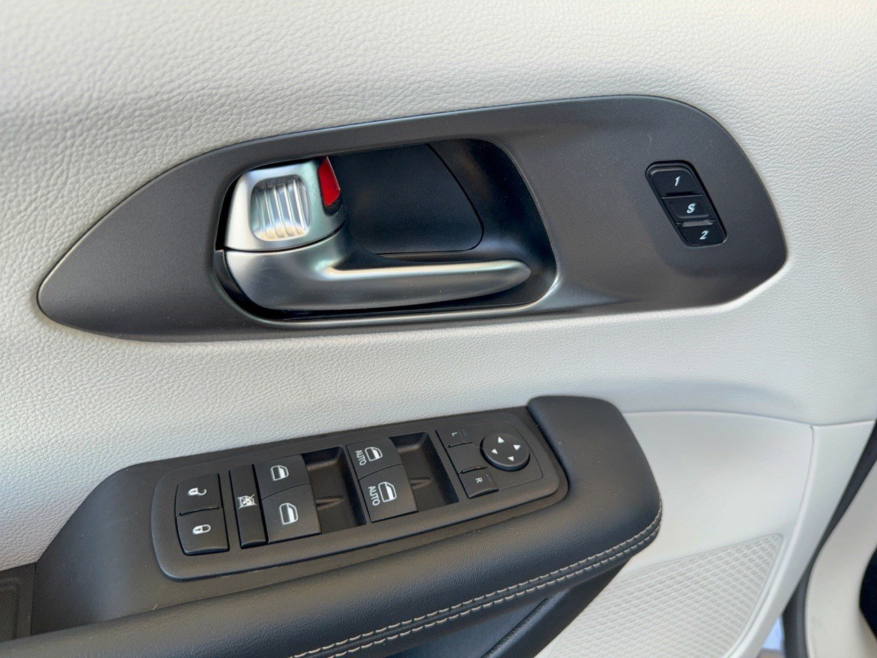 Used 2023 Chrysler Pacifica Touring-L FWD image 15