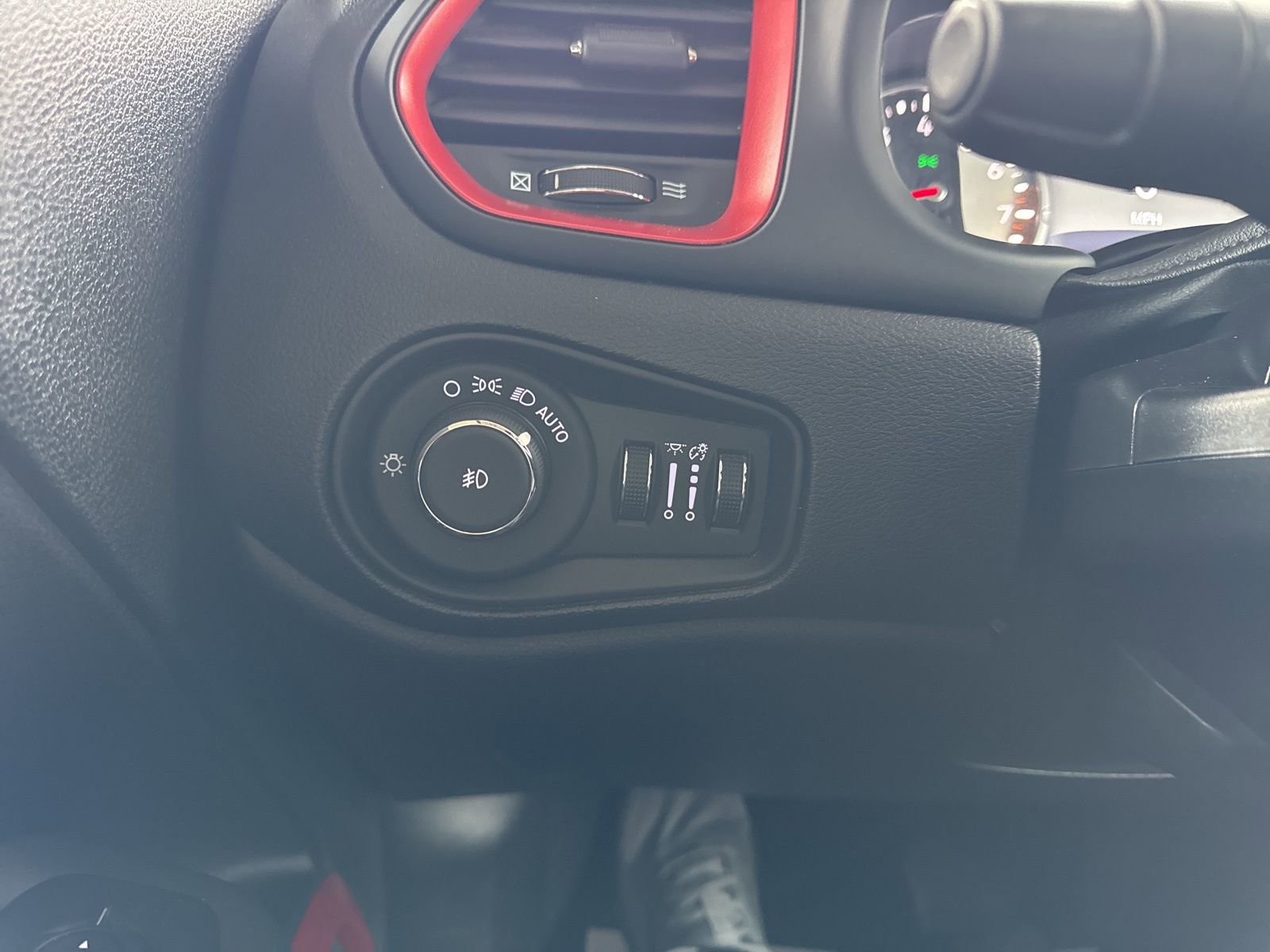 Used 2019 Jeep Renegade Trailhawk image 33