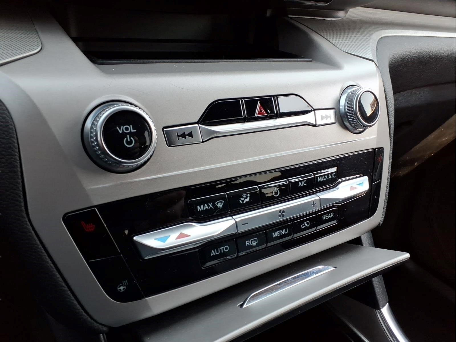 Certified 2023 Ford Explorer XLT w/ Equipment Group 202A image 19