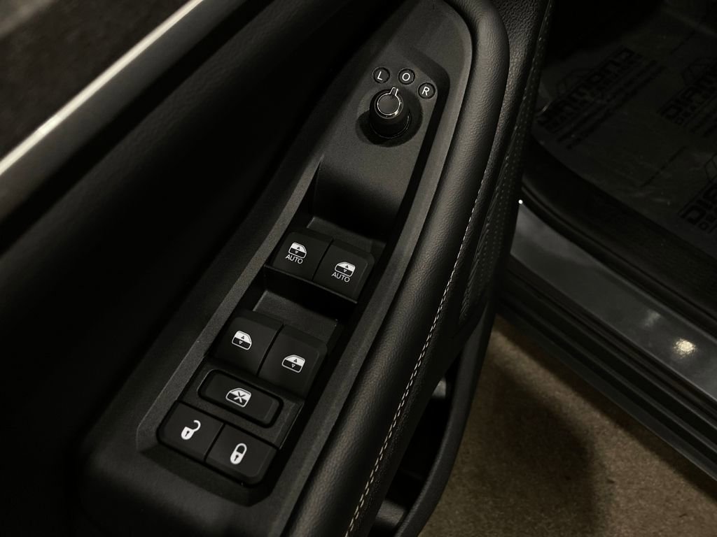 Used 2025 Jeep Grand Cherokee L Limited w/ Black Appearance Package image 21