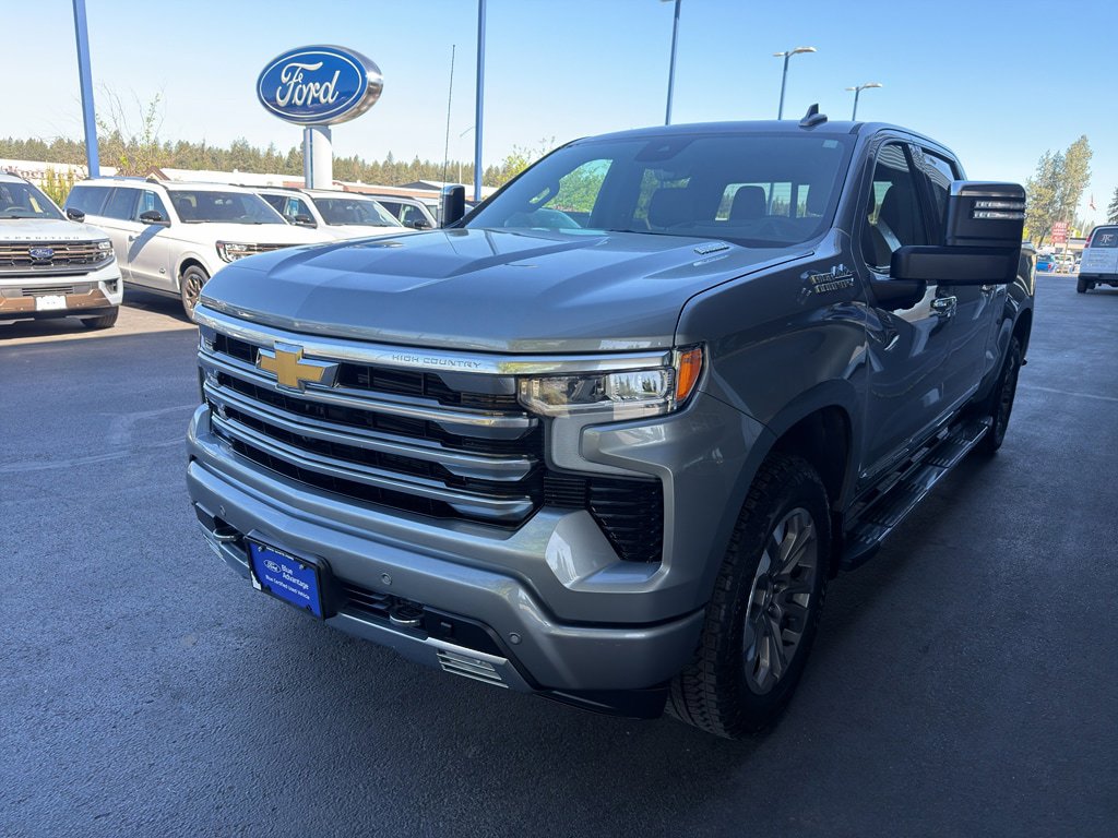 Used 2025 Chevrolet Silverado 1500 High Country w/ Technology Package AWD/4WD image 3