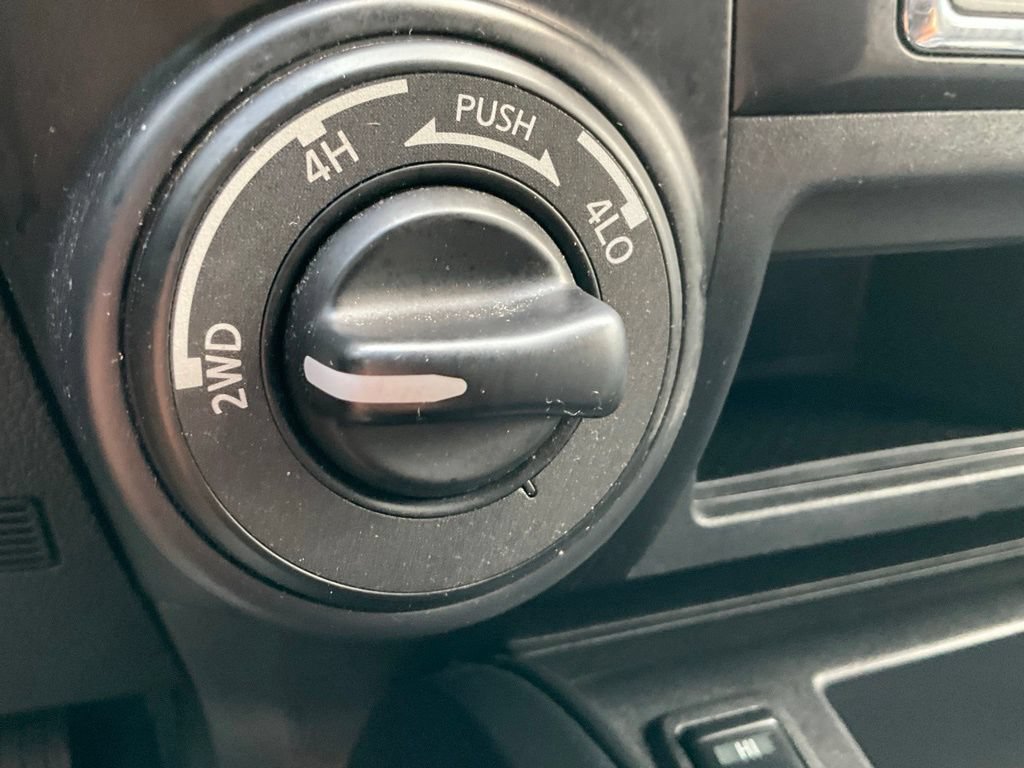Used 2018 Nissan Titan SV w/ SV Convenience Package AWD/4WD image 9